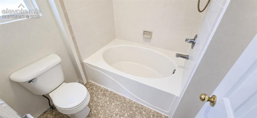 Image 15 of 32: Bathroom
