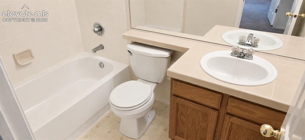 Image 19 of 32: Bathroom