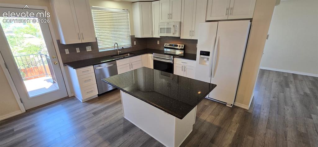 Image 5 of 32: Kitchen