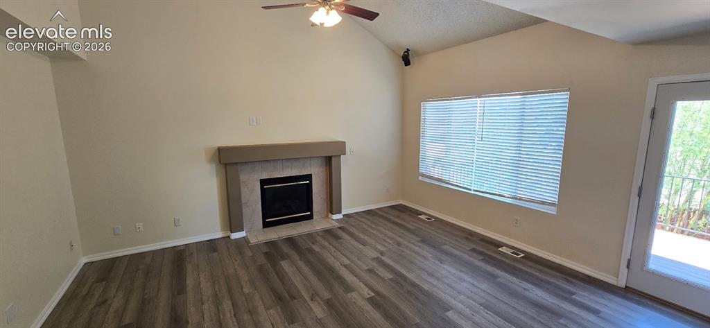 Image 6 of 32: Living Room