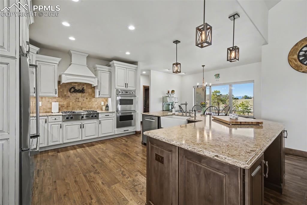 Image 10 of 50: Kitchen