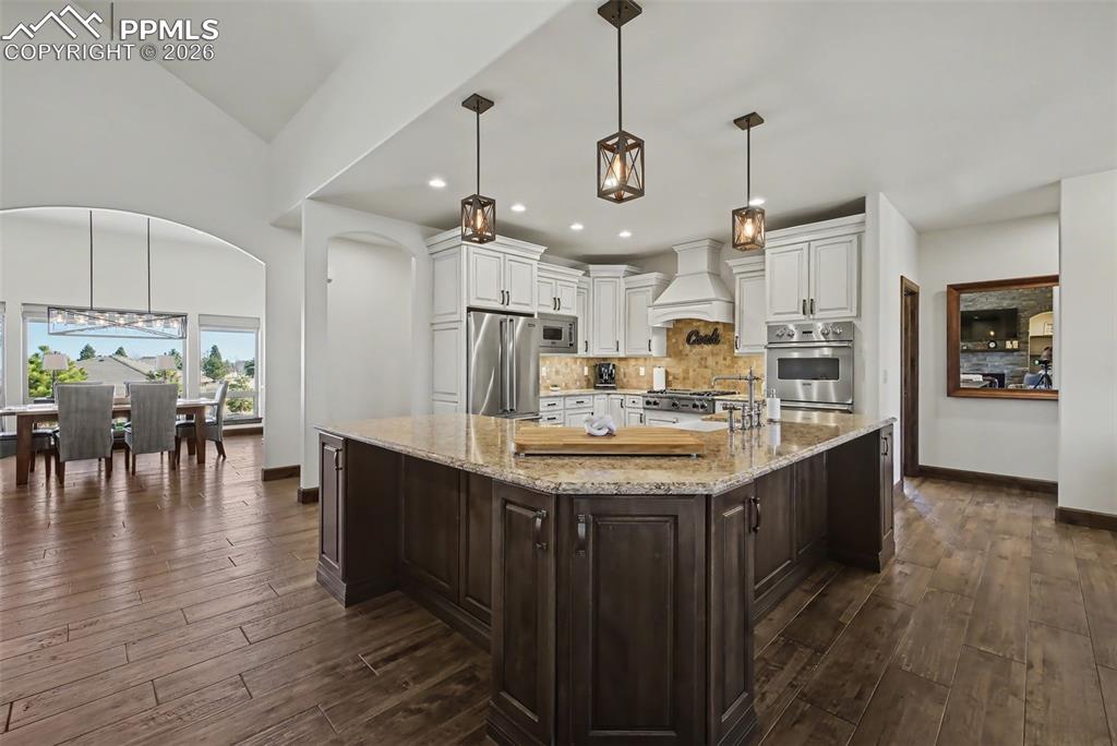 Image 13 of 50: Kitchen