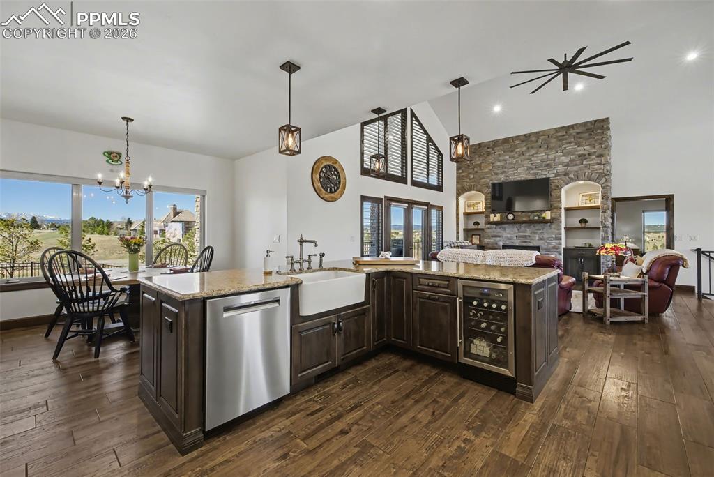 Image 14 of 50: Dining Area