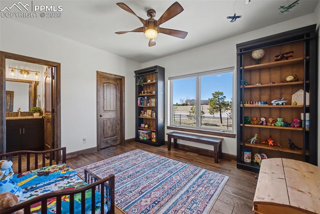 Image 24 of 50: Closet