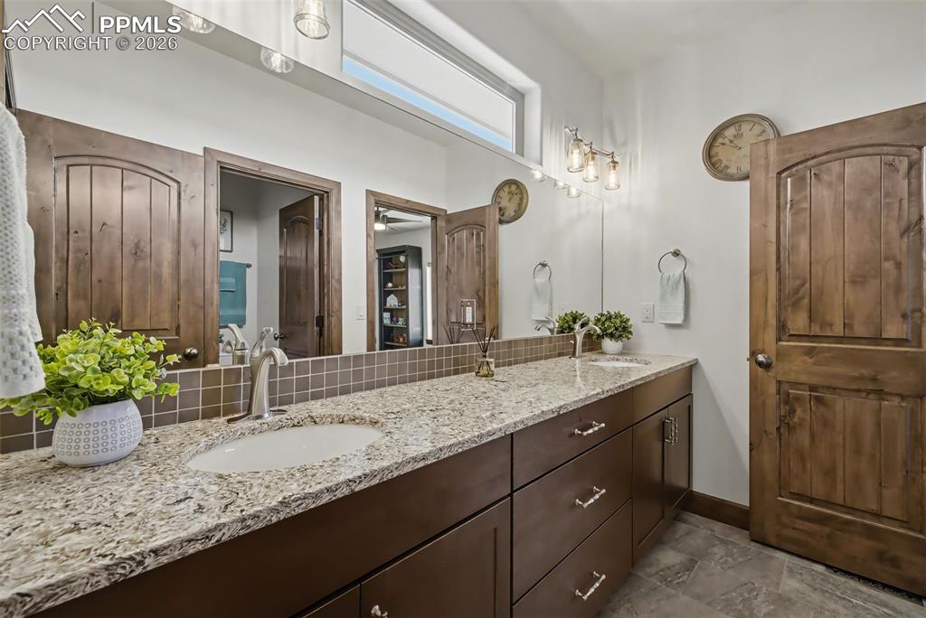 Image 25 of 50: Closet