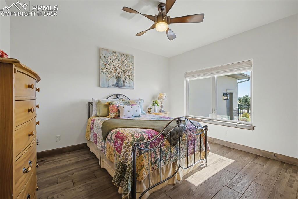 Image 26 of 50: Bedroom