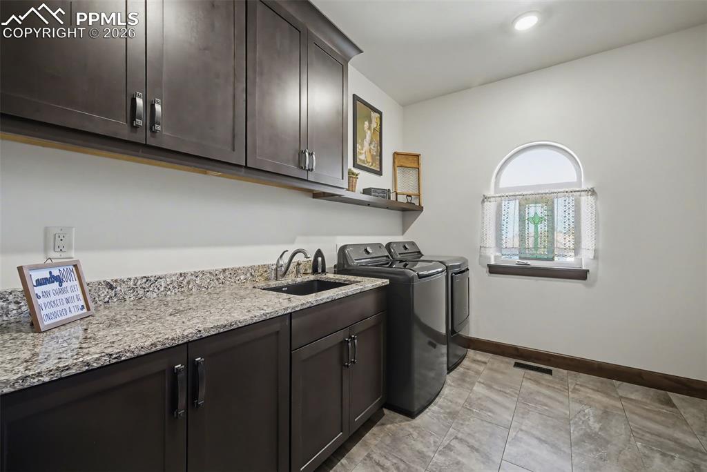 Image 27 of 50: Bathroom