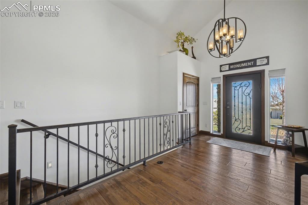 Image 28 of 50: Bedroom