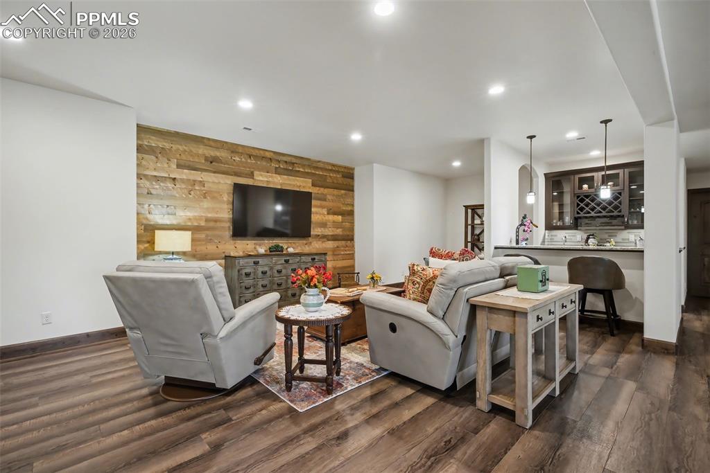 Image 30 of 50: Entry