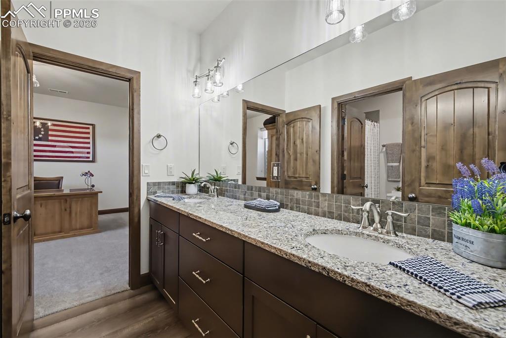 Image 37 of 50: Bathroom