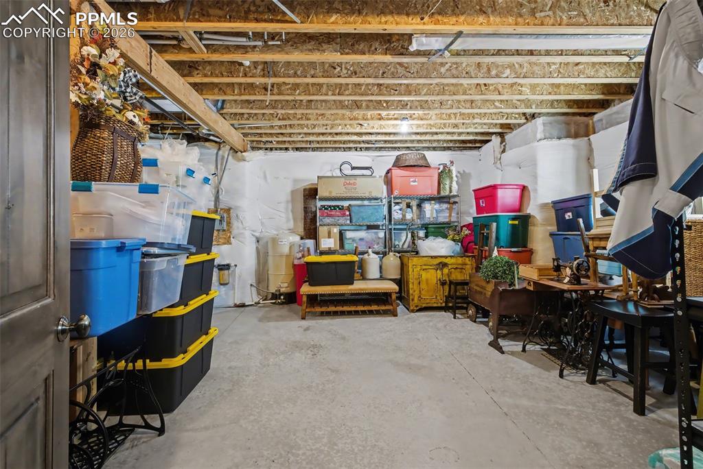 Image 40 of 50: Bedroom