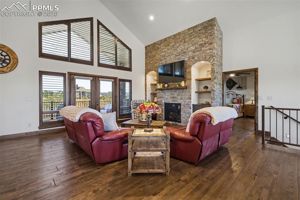 Image 5 of 50: Dining Room