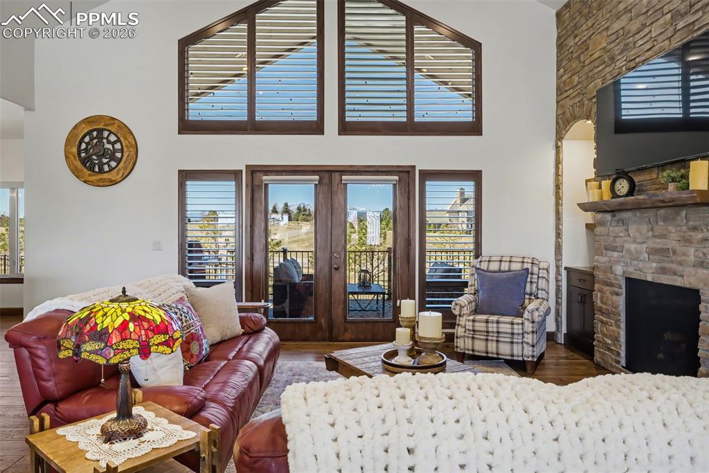 Image 6 of 50: Dining Room