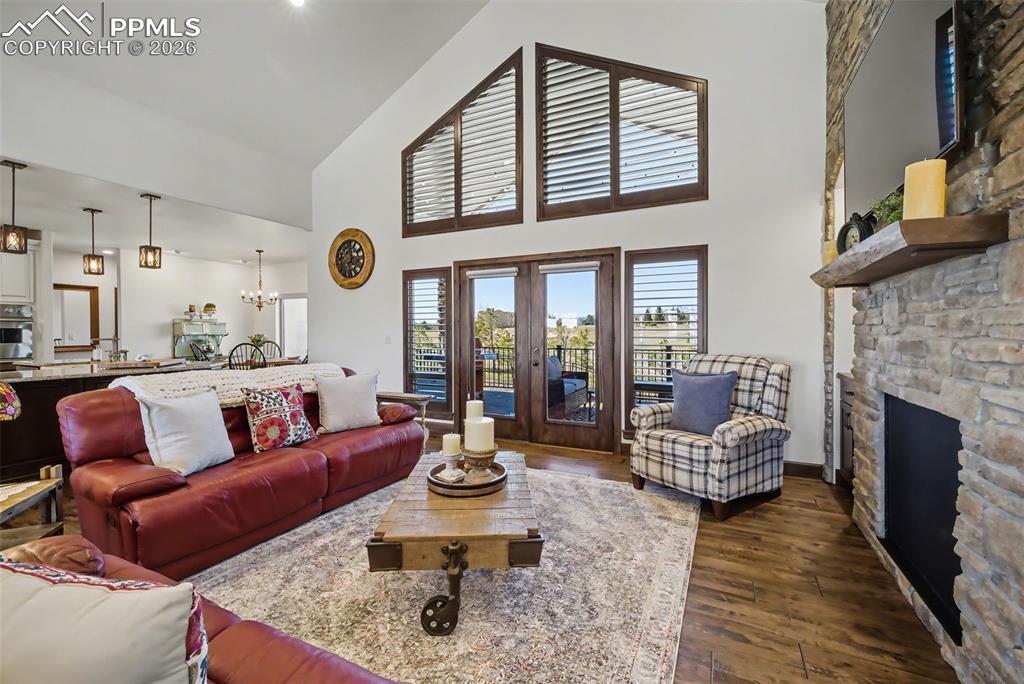 Image 7 of 50: Living Room