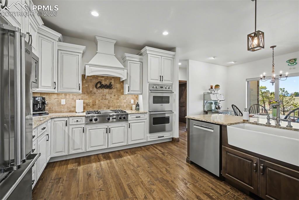 Image 8 of 50: Living Room