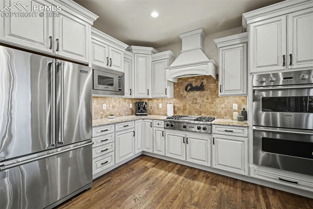 Image 9 of 50: Living Room