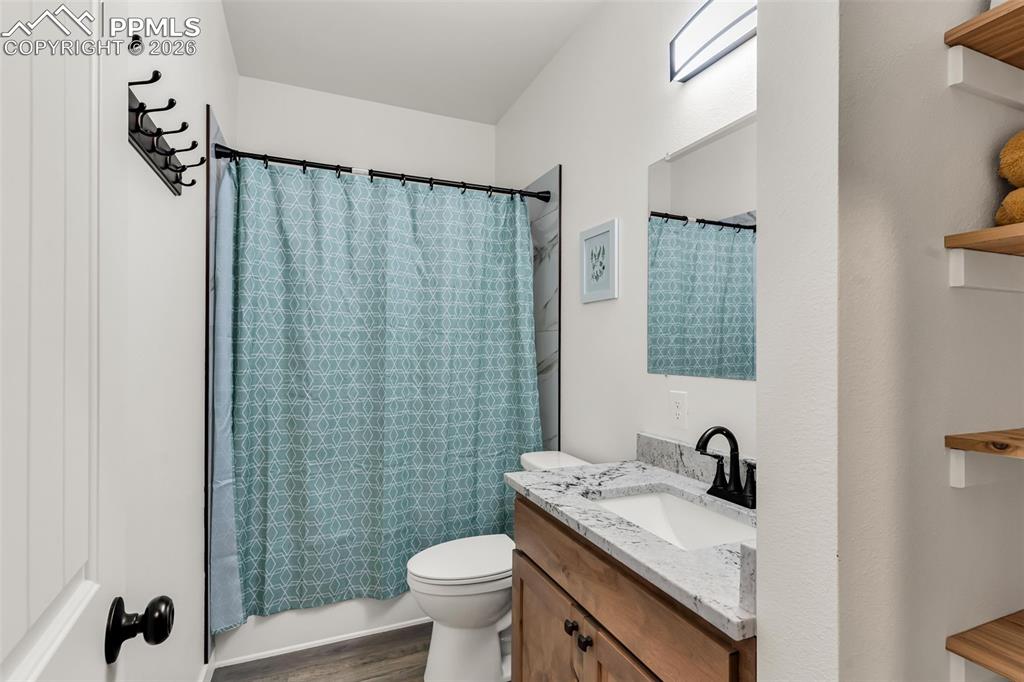 Image 22 of 48: Bathroom