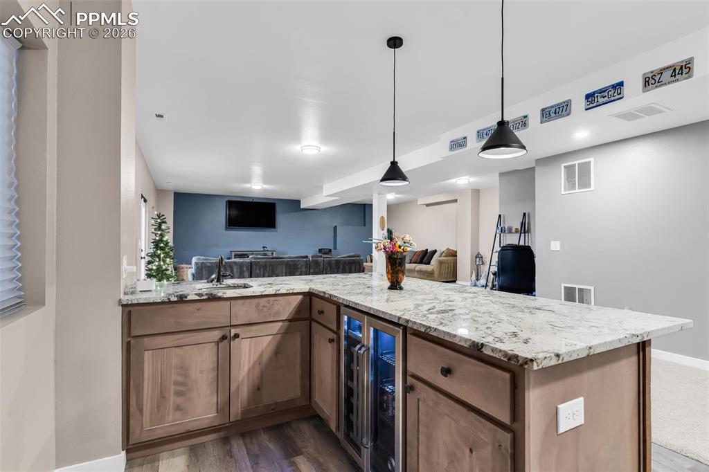 Image 34 of 48: Kitchen