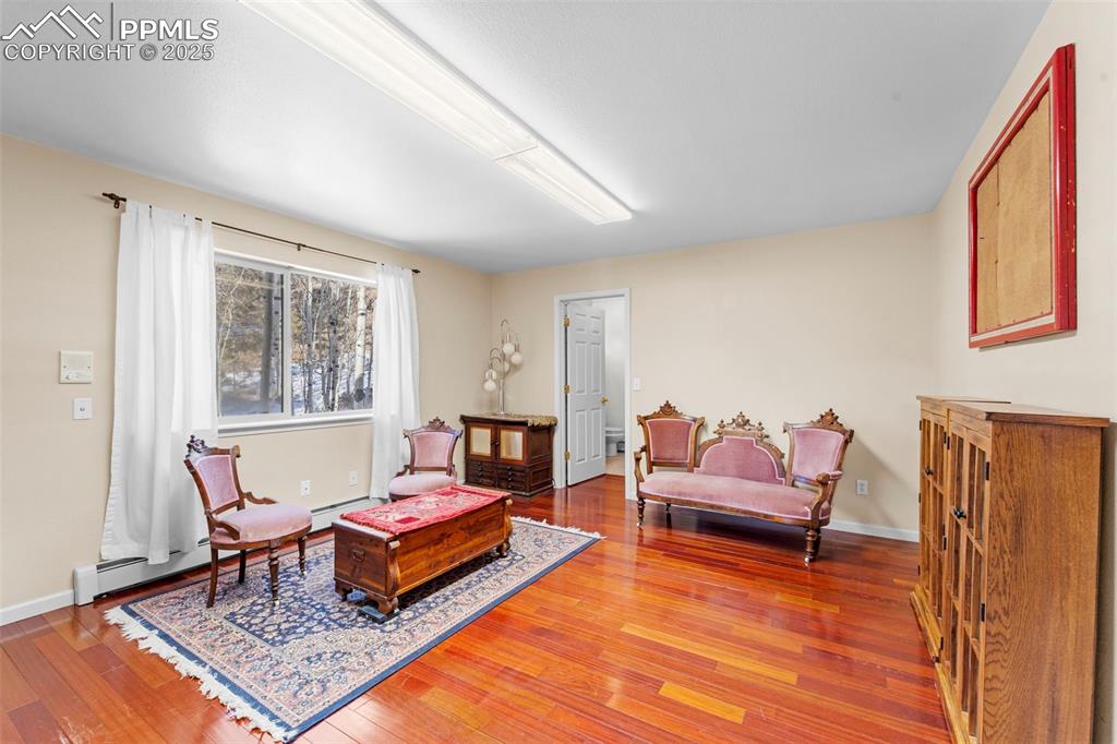 Image 14 of 44: Sitting Room