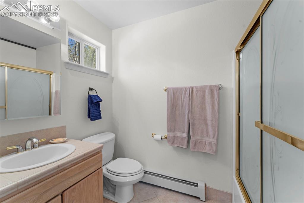 Image 15 of 44: Bathroom