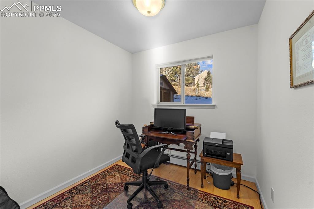 Image 16 of 44: Office