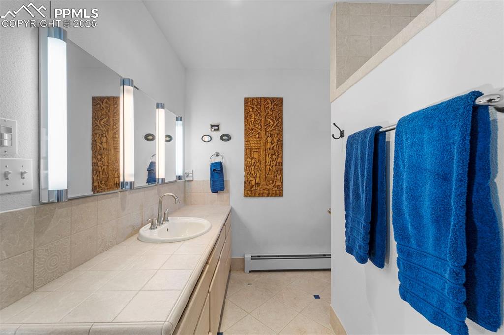 Image 17 of 44: Bathroom
