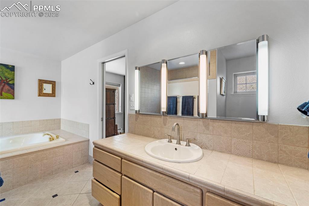 Image 18 of 44: Bathroom