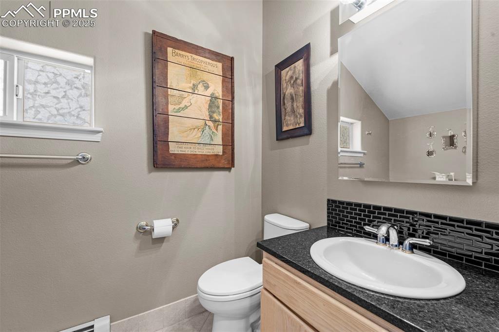 Image 34 of 44: Bathroom
