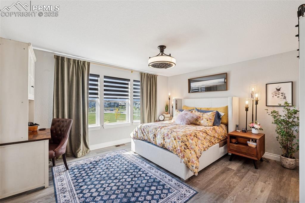 Image 19 of 32: Bedroom