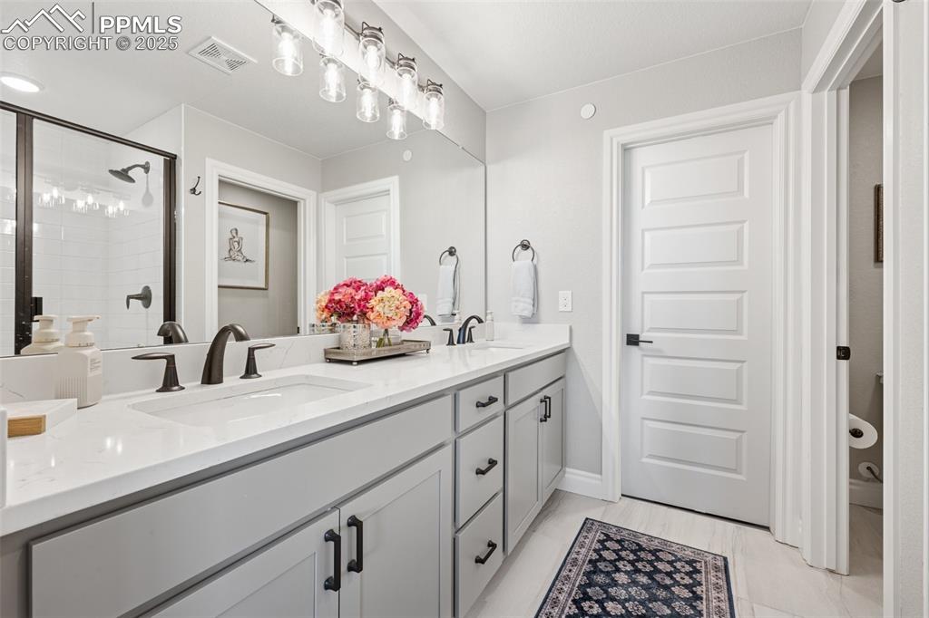 Image 6 of 32: Bathroom