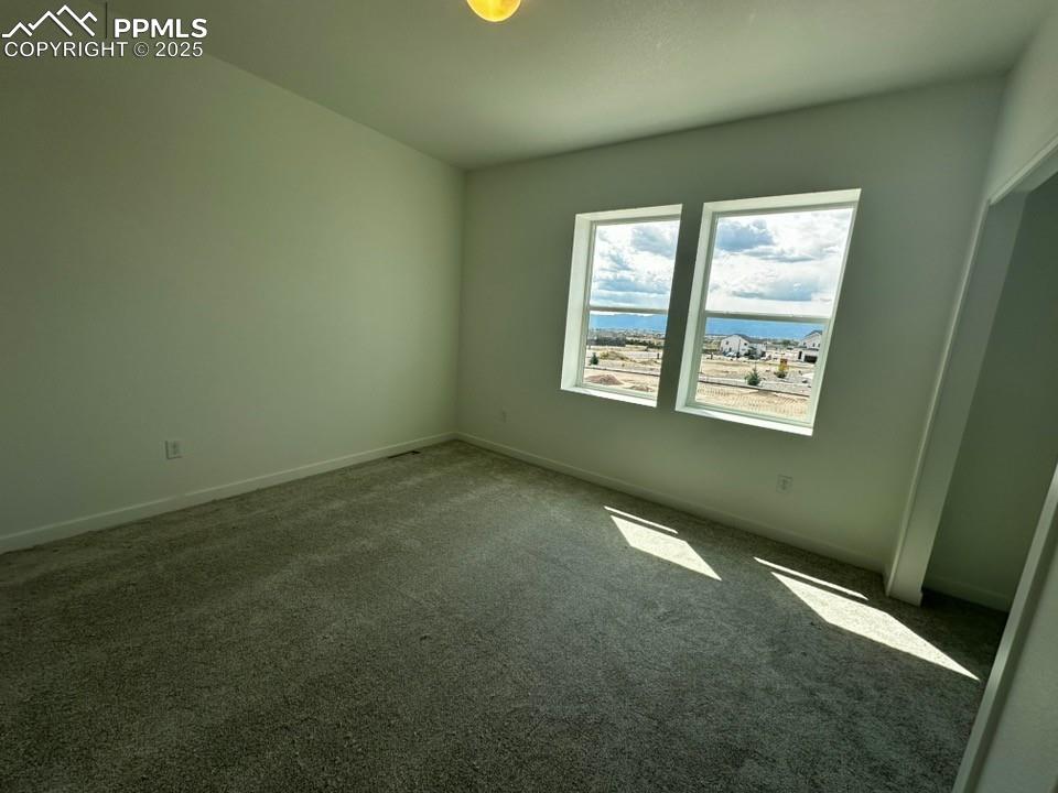 Image 11 of 16: Bedroom