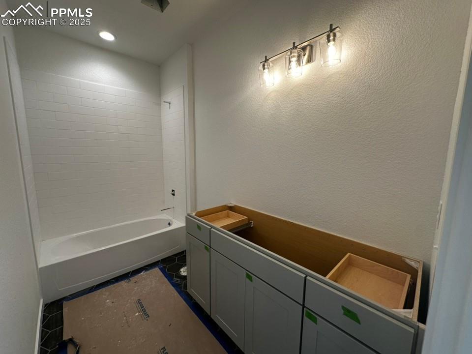 Image 12 of 16: Bathroom