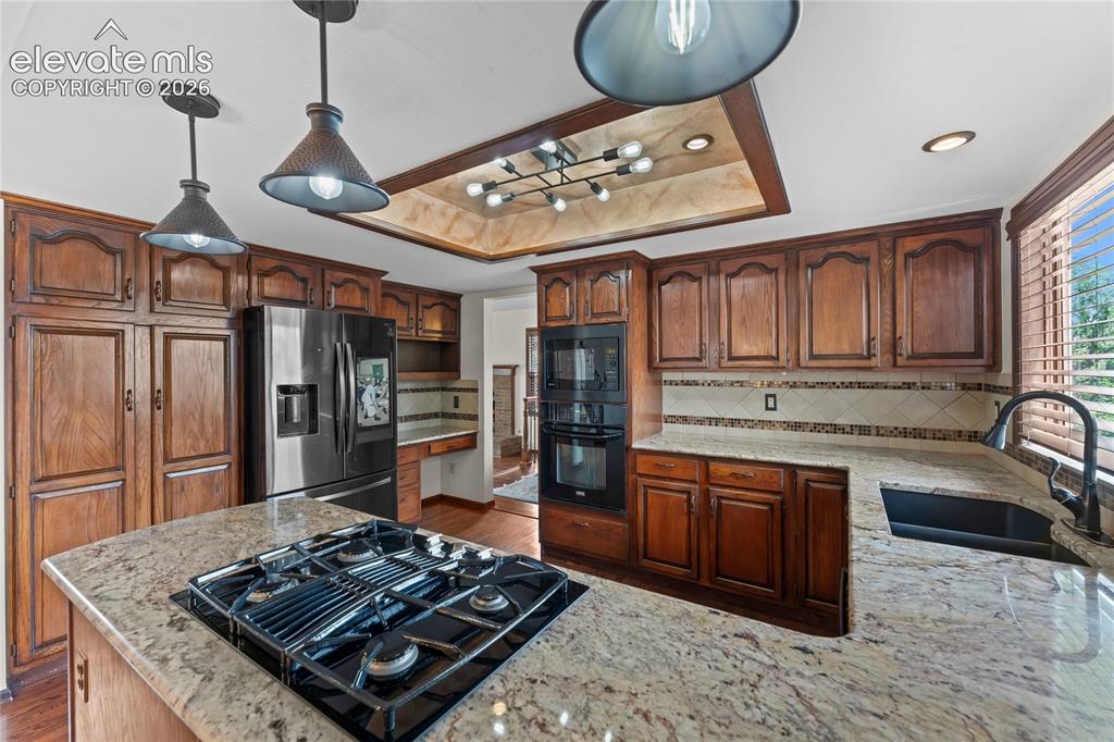 Image 10 of 44: Kitchen