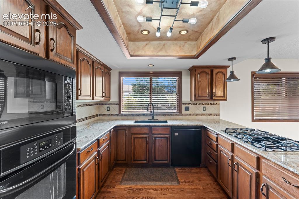Image 11 of 44: Kitchen