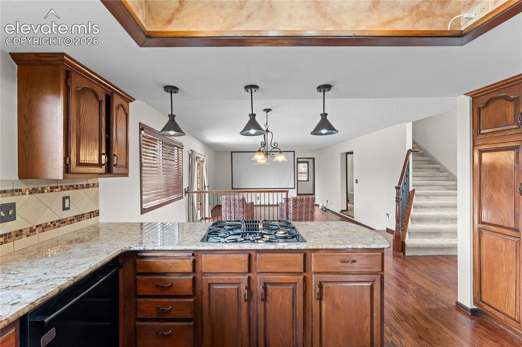 Image 14 of 44: Kitchen