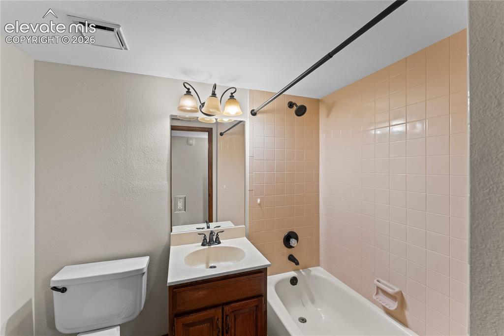 Image 33 of 44: Bathroom