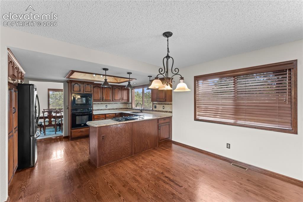 Image 8 of 44: Kitchen
