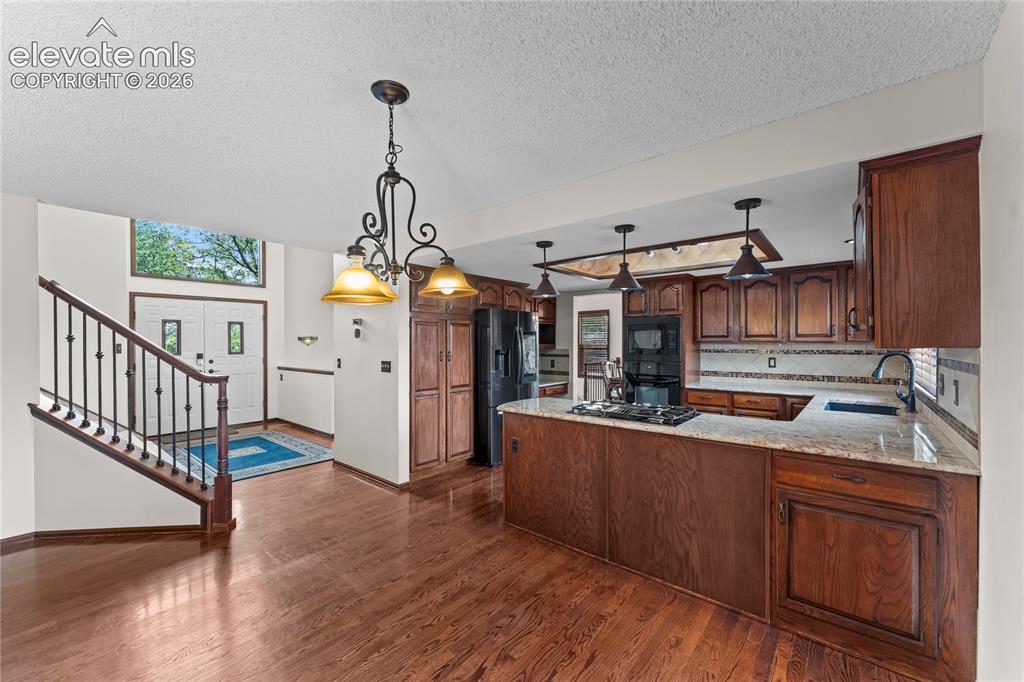 Image 9 of 44: Kitchen