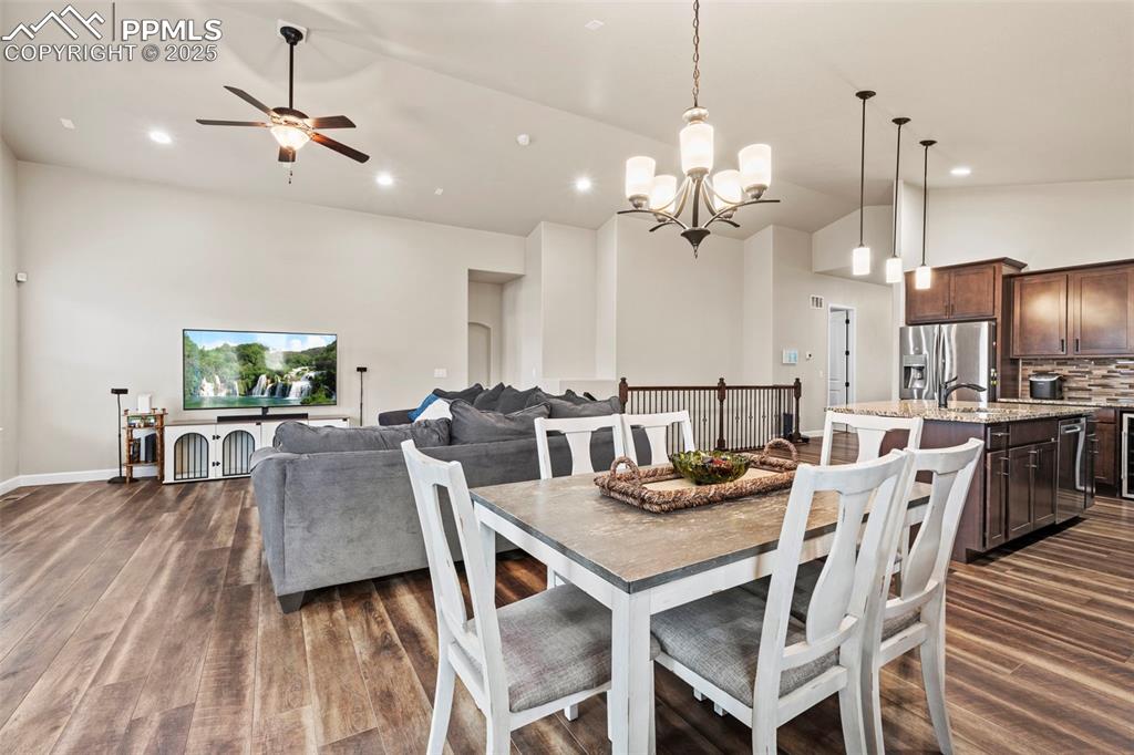 Image 10 of 33: Dining Area