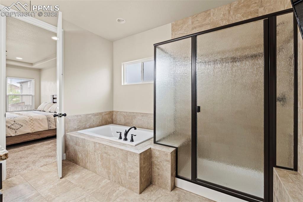 Image 18 of 33: Bathroom