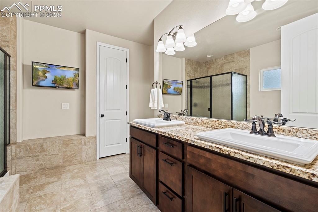 Image 19 of 33: Bathroom