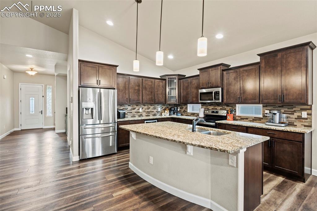 Image 7 of 33: Kitchen