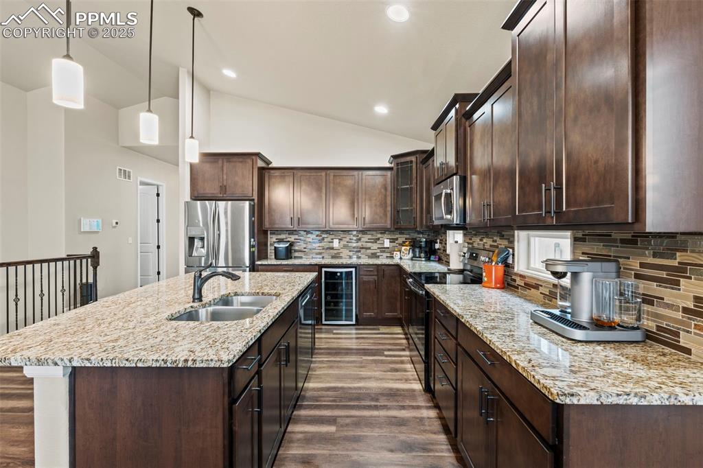 Image 8 of 33: Kitchen