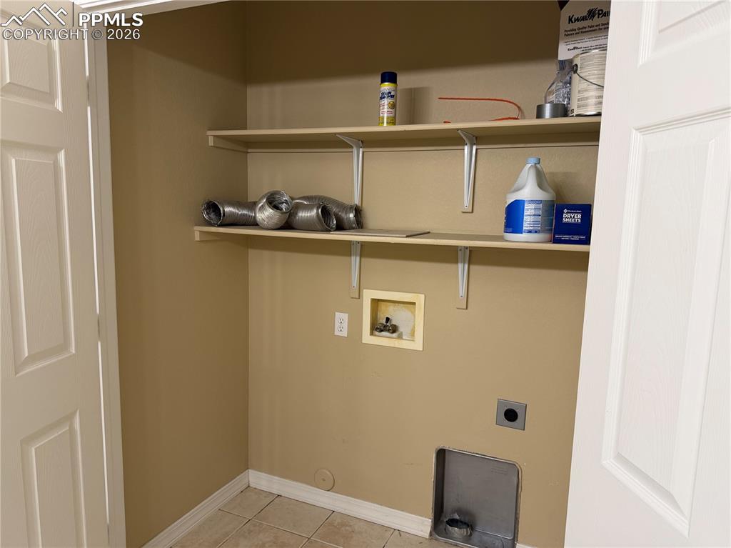 Image 19 of 25: Laundry area in main bath.