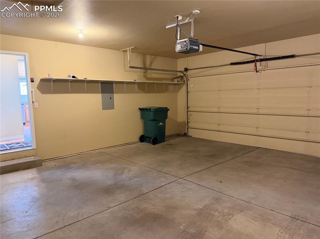 Image 23 of 25: Garage