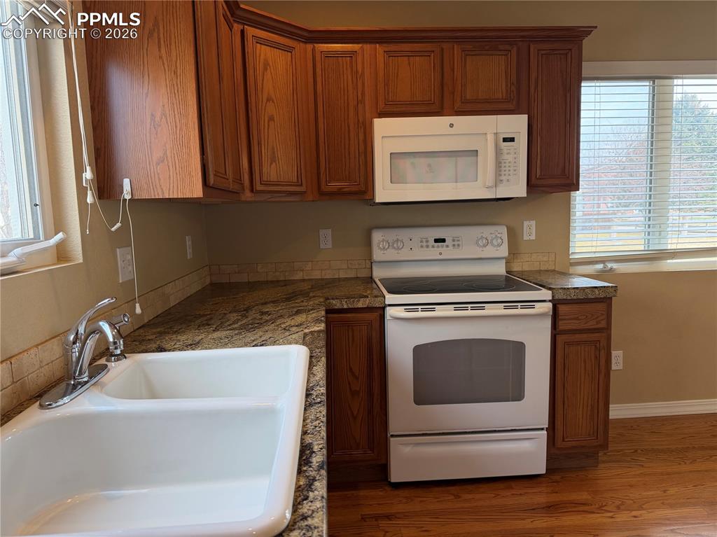 Image 7 of 25: Kitchen