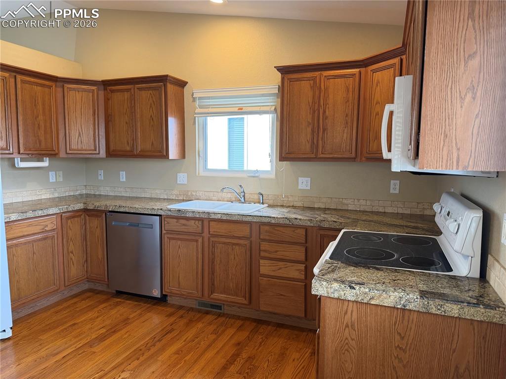 Image 8 of 25: Kitchen