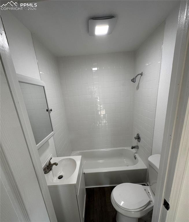 Image 4 of 13: Bathroom