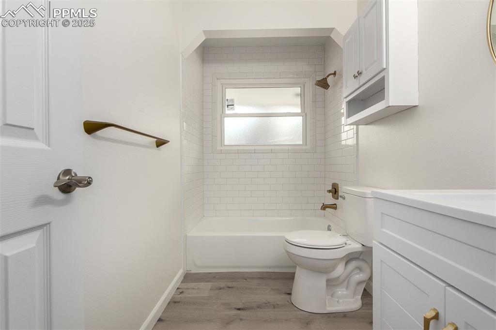 Image 19 of 36: Bathroom