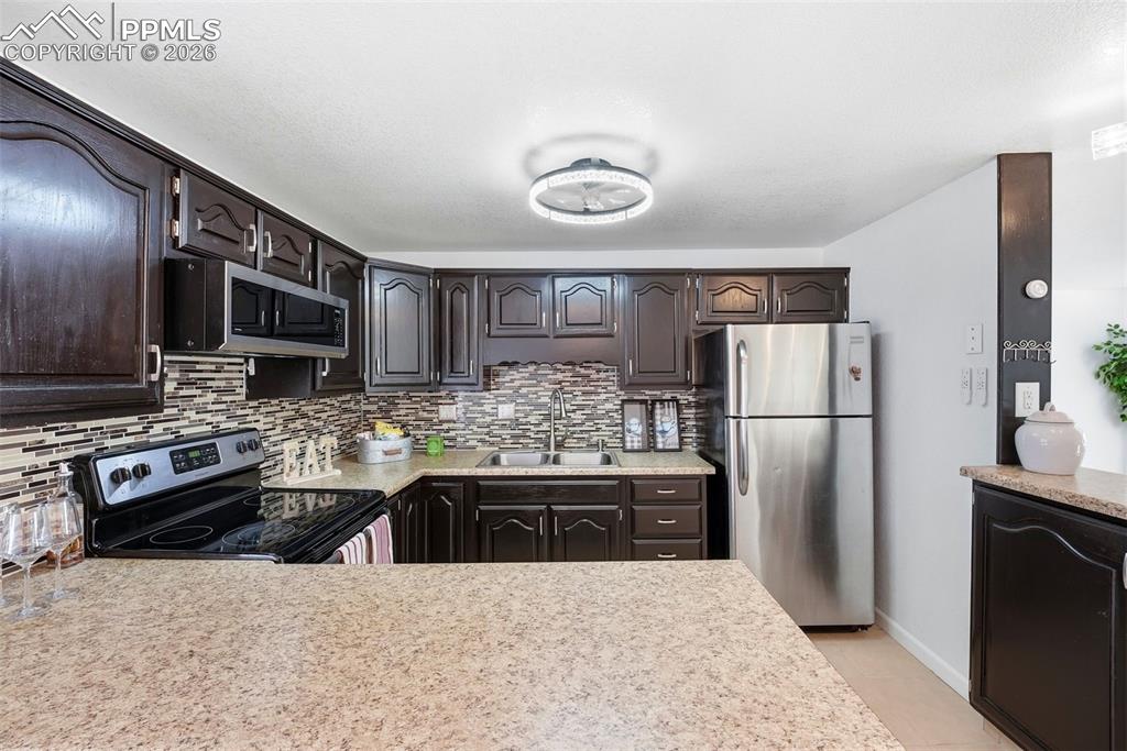 Image 10 of 45: Kitchen